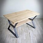 Modernt träbord med stålben