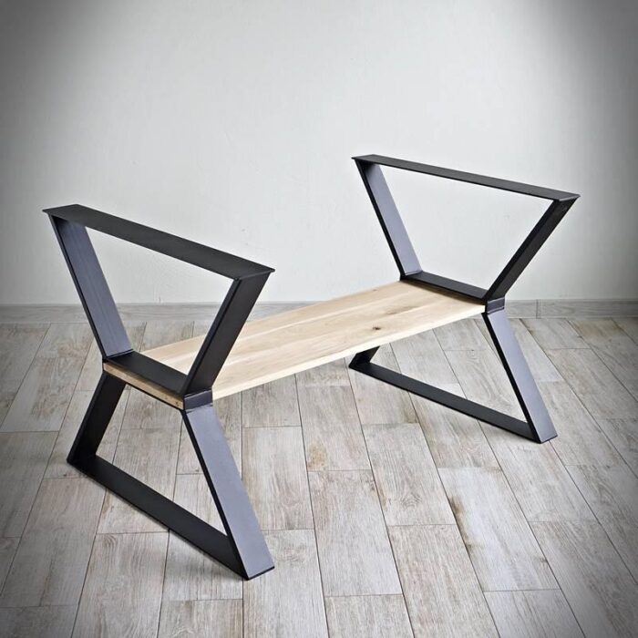 Bordsben-Funktion-5.jpg Modern träbänk med metallben på trägolv.