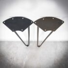 Två metallbordsskivor mot väggen