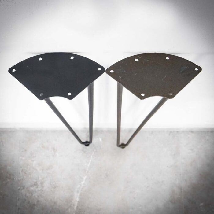 Bordsben-Hairpin-A-73-cm-40-cm-20-4.jpg Två metallbordsskivor mot väggen