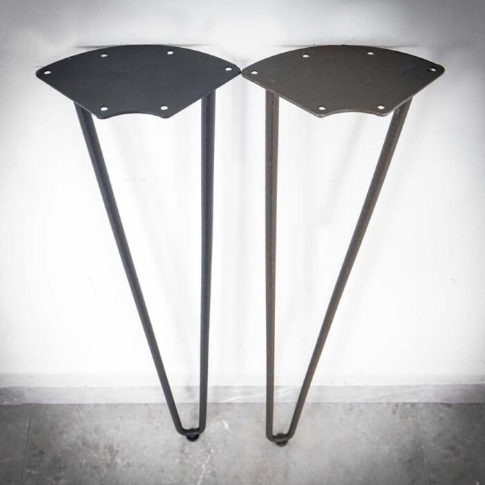 Bordsben-Hairpin-A-73-cm-40-cm-20-5.jpg Två svarta bordben mot vit vägg