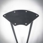 Svart metallbordsben med monteringshål ovanifrån.