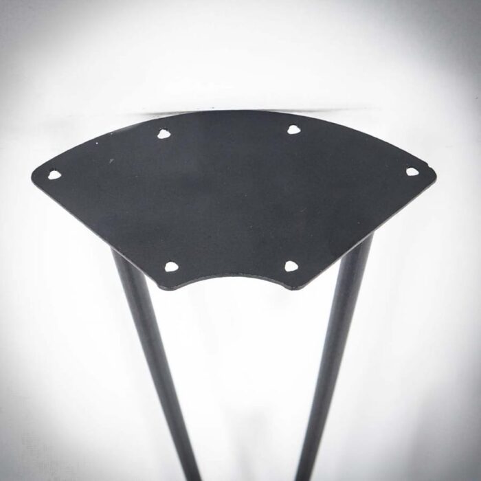 Bordsben-Hairpin-A-73-cm-40-cm-20-7.jpg Svart metallbordsben med monteringshål ovanifrån.