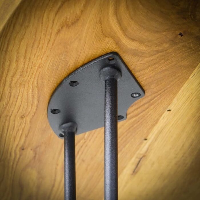 Bordsben-Hairpin-A-73-cm-40-cm-20-med-bordsskiva-13.jpg Metallben fästa på träyta under bord