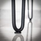 Modern bordsben på polerat golv.