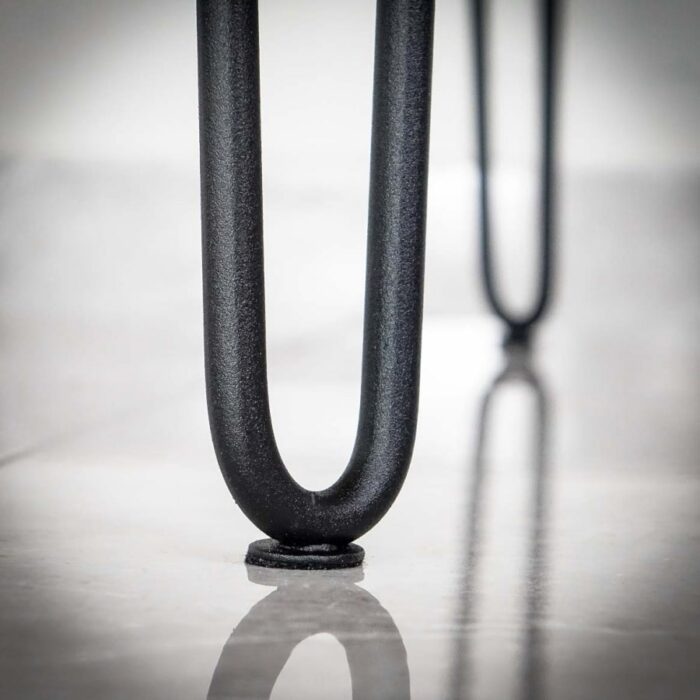 Bordsben-Hairpin-A-73-cm-40-cm-20-med-bordsskiva-14.jpg Modern bordsben på polerat golv.