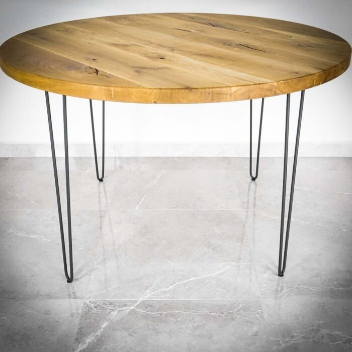 Bordsben-Hairpin-A-73-cm-40-cm-20-med-bordsskiva-17.jpg Runt träbord med metallben på stengolv.