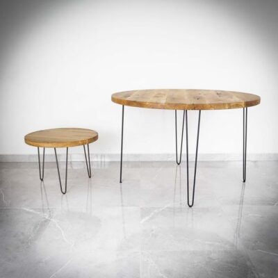 Två runda träbord med metallben på golv