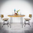 Runt matbord med två stolar och dekor.