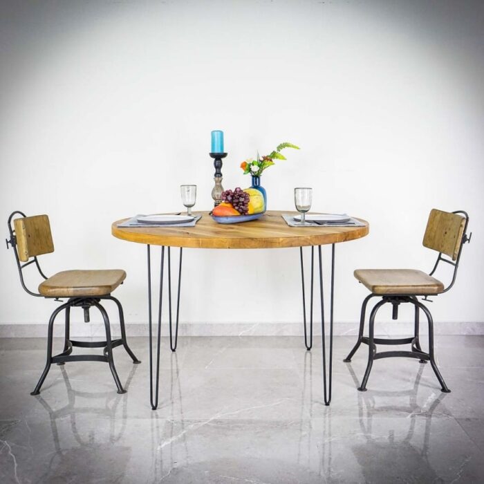 Bordsben-Hairpin-A-73-cm-40-cm-20-med-bordsskiva-20.jpg Runt matbord med två stolar och dekor.