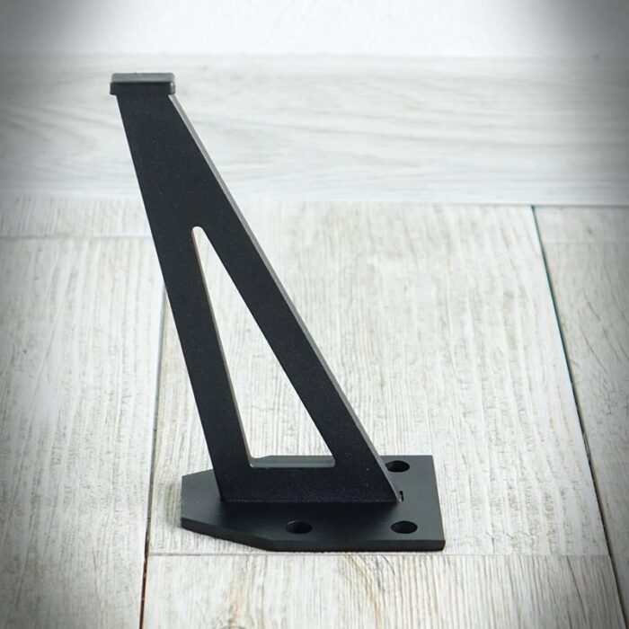 Bordsben-Hairpin-V-1.jpg Svart metallhyllkonsol på trägolv