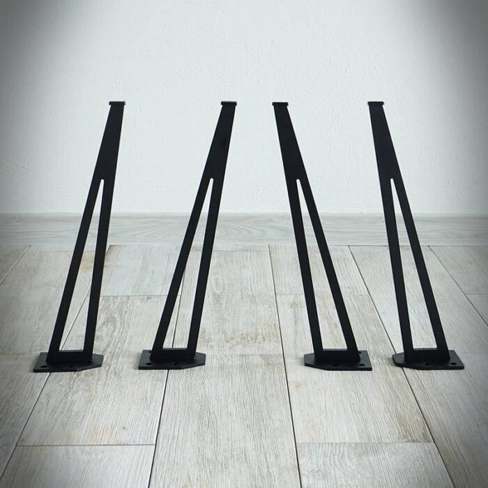 Bordsben-Hairpin-V-4.jpg Fyra svarta hårnål ben på trägolv.