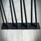 Svarta metallben på trägolv