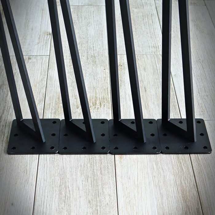 Bordsben-Hairpin-V-5.jpg Svarta metallben på trägolv