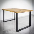 Träbord med metallben i modernt rum.