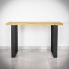 Modern konsolbord med träskiva och metallben.