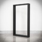 Svart metallram mot vit bakgrund
