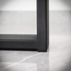 Närbild av svart möbelben på golv