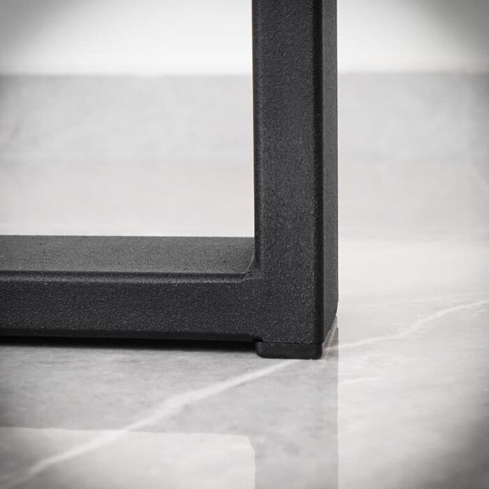 Bordsben-Kvadro-40x71-Svart5.jpg Närbild av svart möbelben på golv