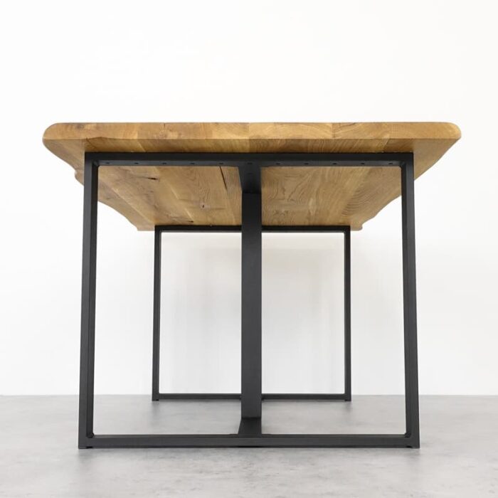 Bordsben-Kvadro-T-2.jpg Träbord med metallben, sett framifrån.