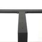 Svart metallram med hål för skruvar