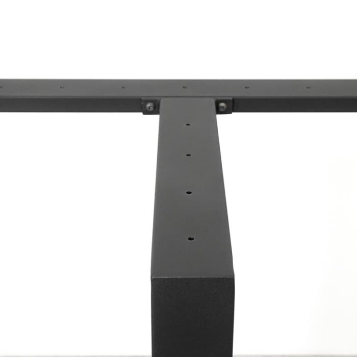 Bordsben-Kvadro-T-4.jpg Svart metallram med hål för skruvar