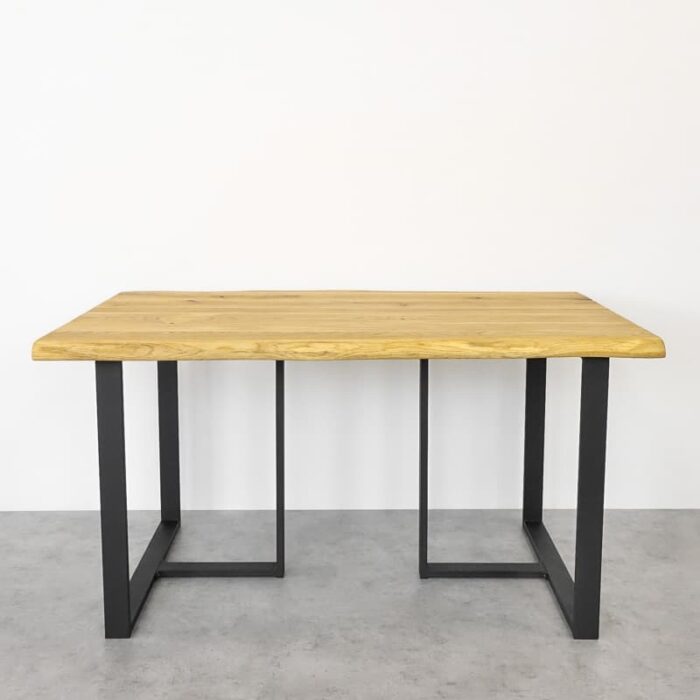 Bordsben-Kvadro-T-5.jpg Träbord med metallben på grått golv.