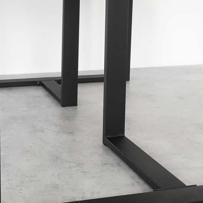 Bordsben-Kvadro-T-7.jpg Svarta, moderna bordsben på betonggolv.