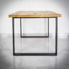 Rektangulärt bord med metallben och träbordsskiva.