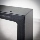 Svart metallhörn med hål och textur