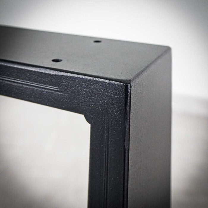 Bordsben-Kwadro-17.jpg Svart metallhörn med hål och textur