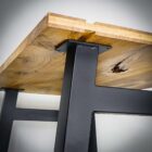 Träbord med metallben sett underifrån.