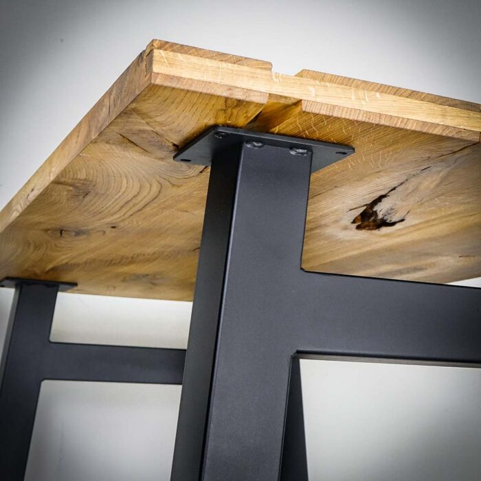 Bordsben Magna H 3 Träbord med metallben sett underifrån.