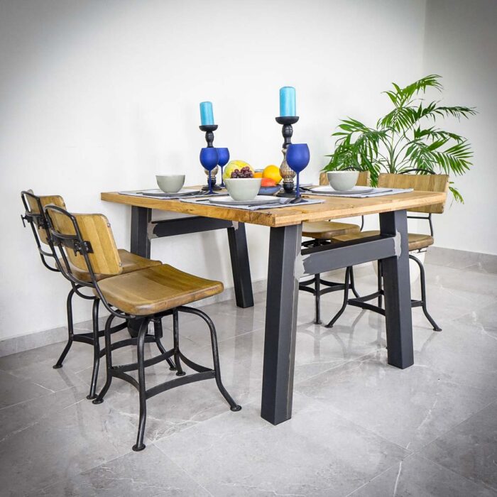 Bordsben Magna H 5 Matbord med stolar och dekorationer