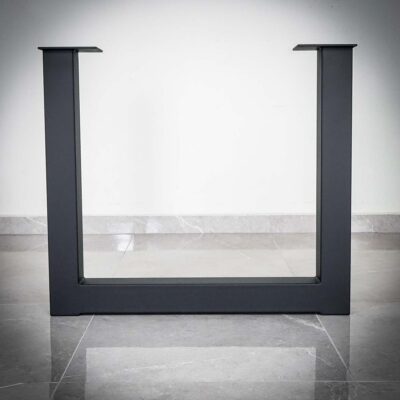 Bordsben-Magna-U-svart-2.jpg Svart metallbordben på grått golv.