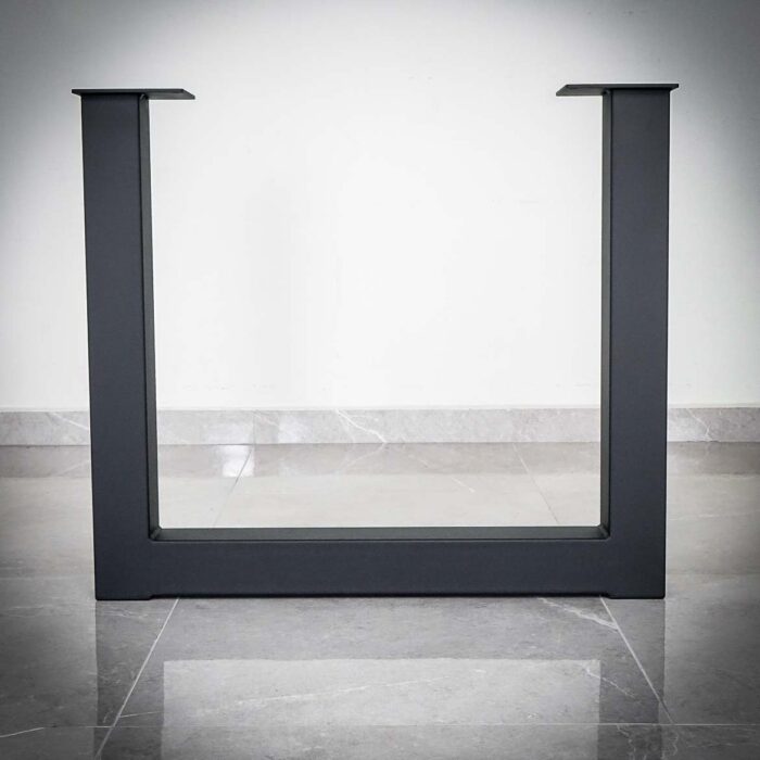 Bordsben-Magna-U-svart-2.jpg Svart metallbordben på grått golv.