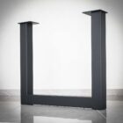 Svart metallbordben mot vit bakgrund.