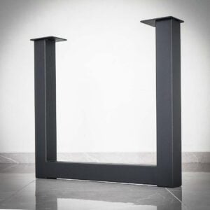 Svart metallbordben mot vit bakgrund.