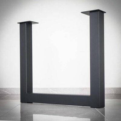 Svart metallbordben mot vit bakgrund.