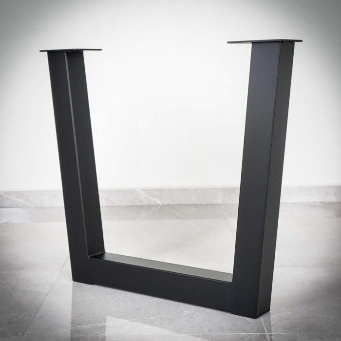 Bordsben-Magna-V-Svart-2.jpg Svart metallbordben på stengolv.