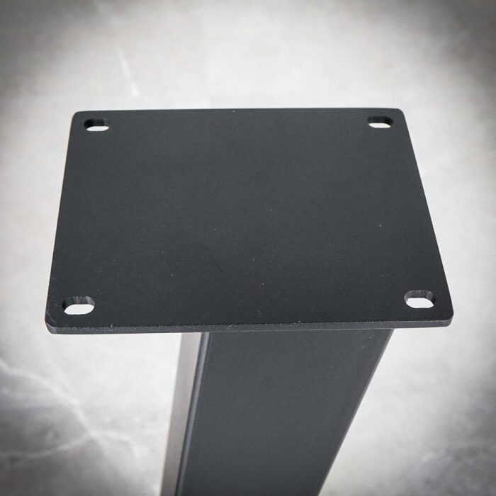 Bordsben-Magna-V-Svart-3.jpg Svart metallbordben med hål i hörnen.