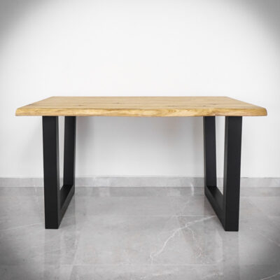 Bordsben-Magna-V-Svart-4.jpg Träbord med svarta metallben på golv.