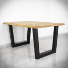 Robust träbord med svarta metallben.