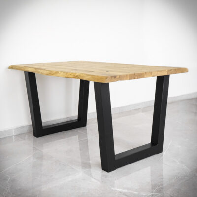 Robust träbord med svarta metallben.