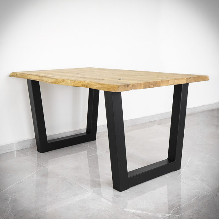 Bordsben-Magna-V-Svart-5.jpg Robust träbord med svarta metallben.