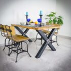 Matbord med fyra stolar och blå glas