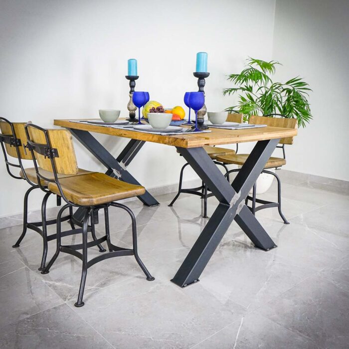 Bordsben-Magna-X-Stal.jpg Matbord med fyra stolar och blå glas