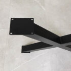 Svart metallbordben på marmorgolv.