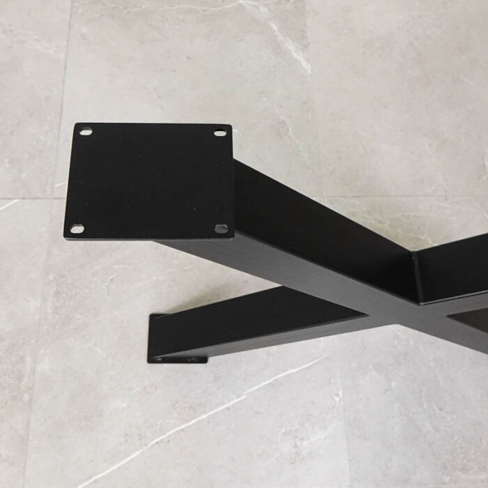 Bordsben-Magna-X-Svart-4.jpg Svart metallbordben på marmorgolv.