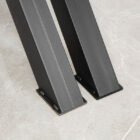 Svarta stålben på stengolv